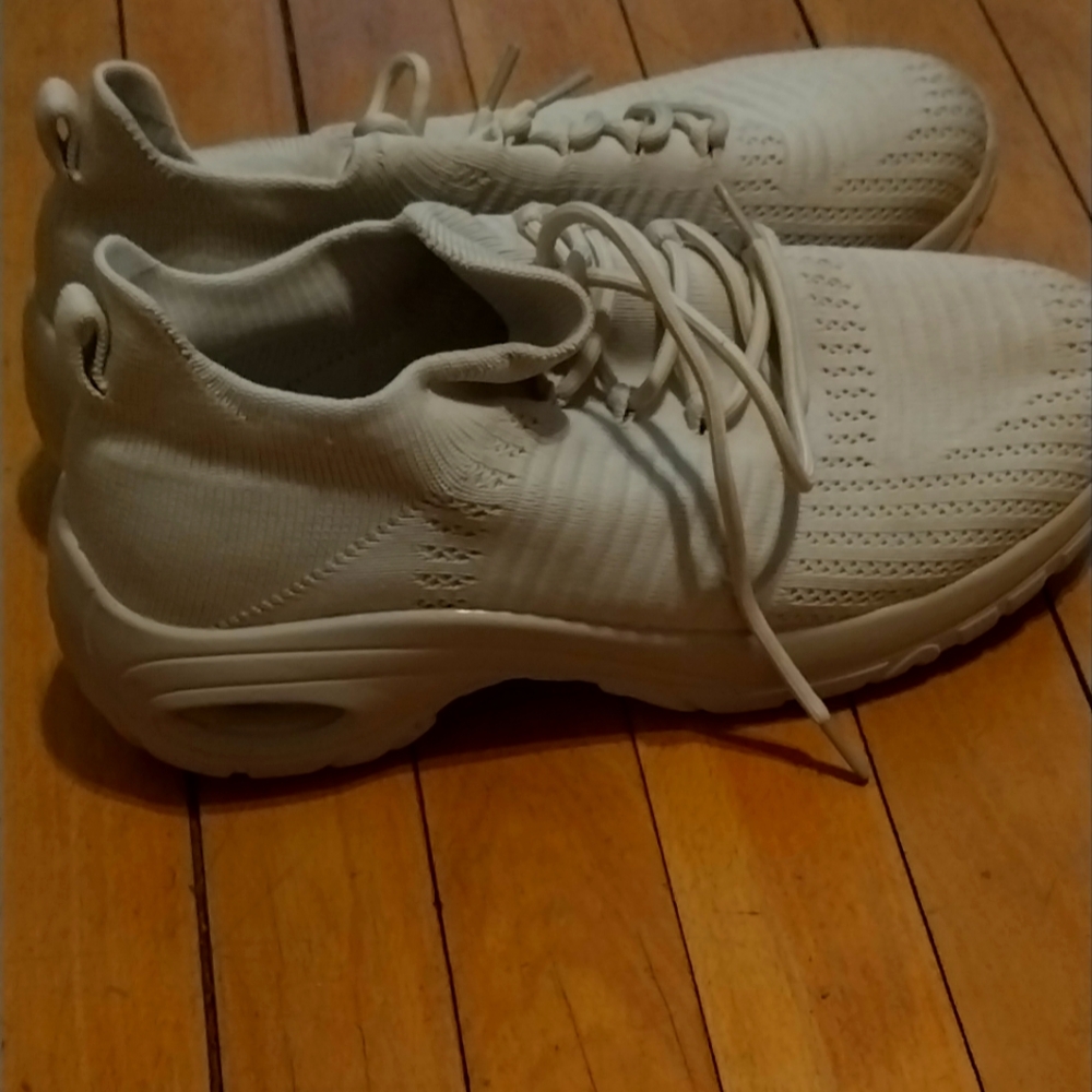 Cushionaire Stylish Cream Sneakers